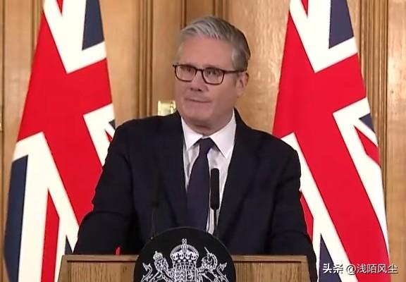 英国首相斯塔默宣布政府将禁止16岁以下儿童使用社交媒体。

斯塔默强调，这项禁令