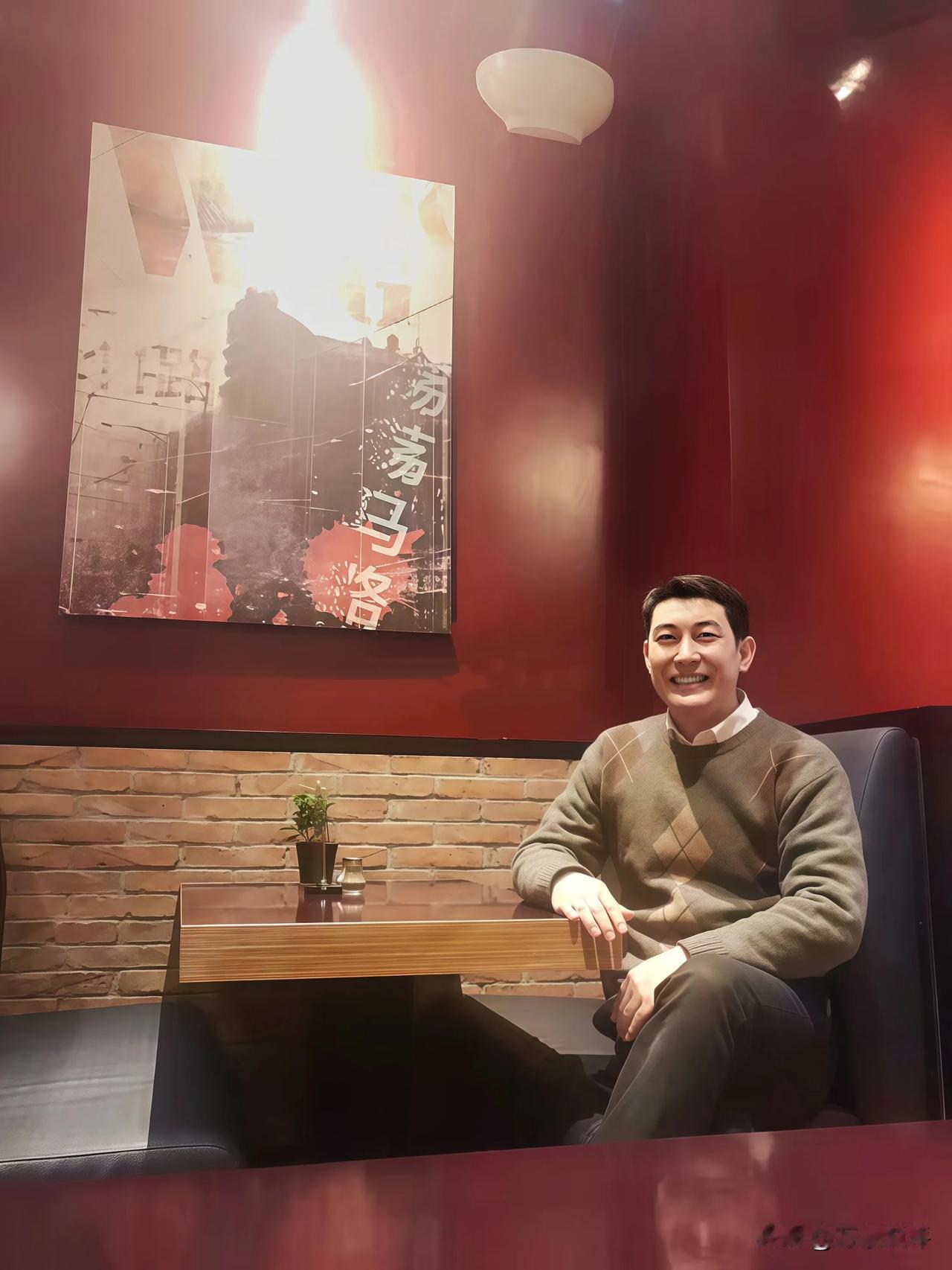 哪怕心有苦闷，也要微笑应之。人生不过短短几十载，苦也一天，笑也一天，还不如选择笑
