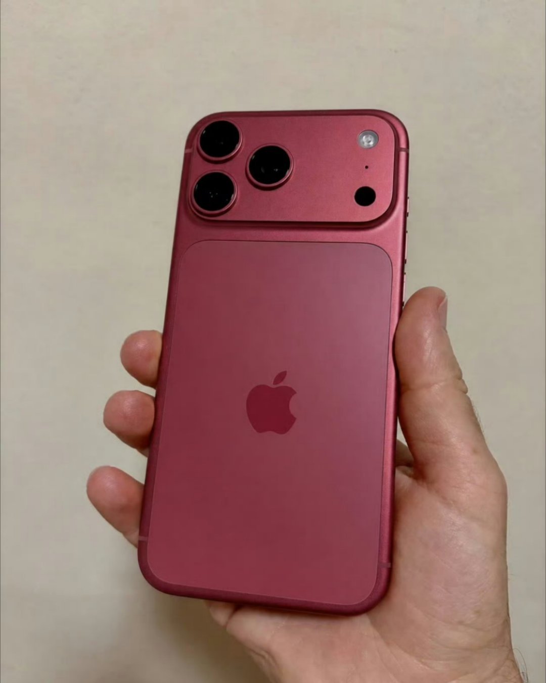 iPhone18Pro樱桃红emmmm…真的有点太艳了，这个配色和死亡芭比粉有什