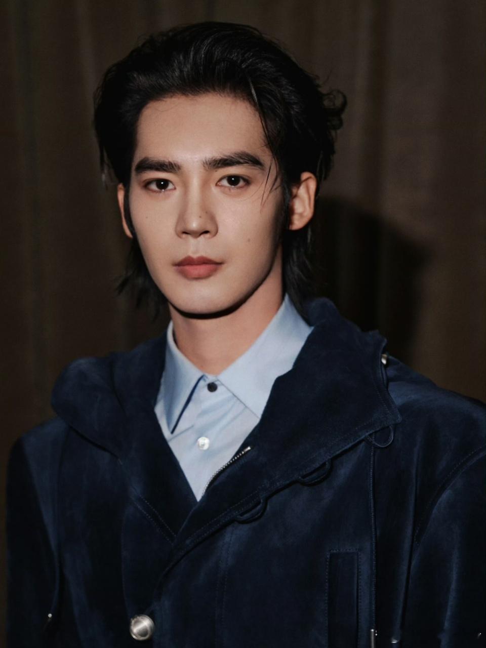 于适巴黎神图像线面一样繁殖 🤭背头风衣的于适在巴黎，复古绅士气质拉满，神图频出