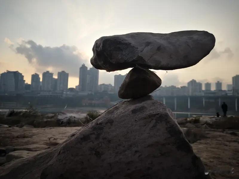 生活最重要的是什么？我觉得是平衡。就像走钢丝，得兼顾事业、家庭和自我。事业上，努