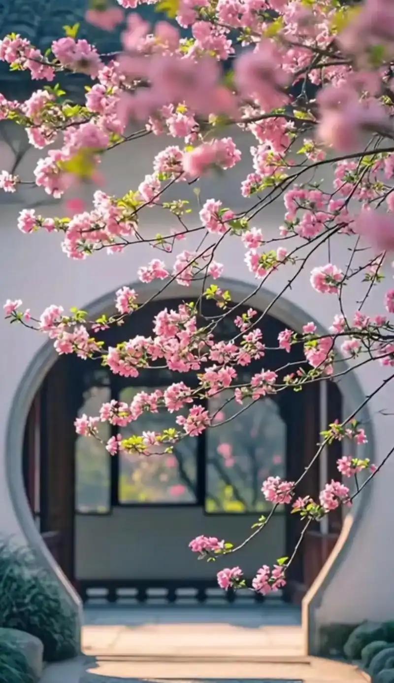 上联：静赏花开诗意满，
下联：悠听雨落韵成章，
下联：闲观垂柳醉如烟。