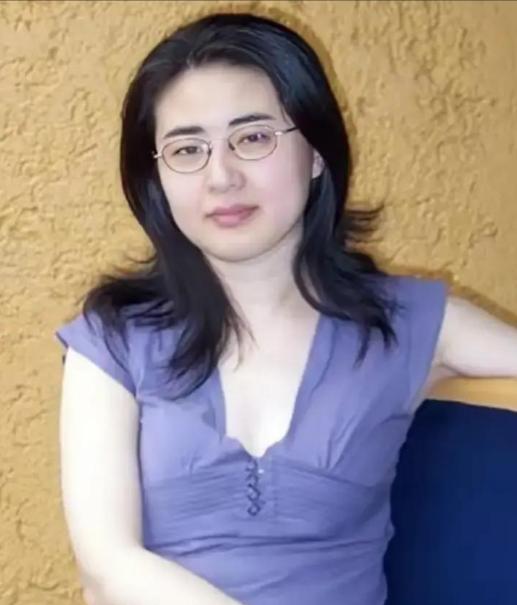 1999 年，28岁北大才女田晓菲不顾一切地嫁给了大自己25岁的美国导师，父母气