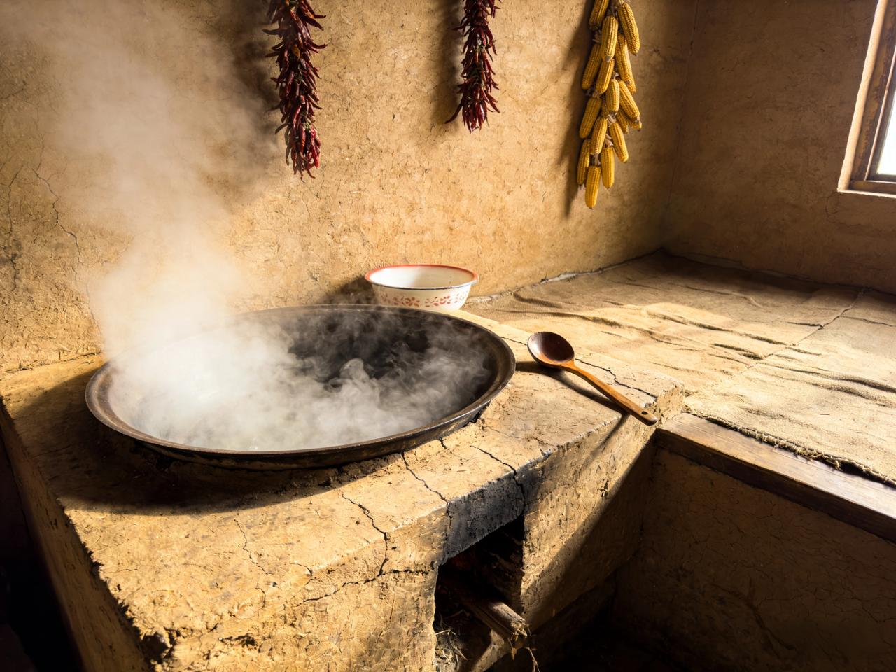 东北大炕系列之二 灶台
 
   东北人家最浓的烟火气，总绕着灶台升腾，这方小小