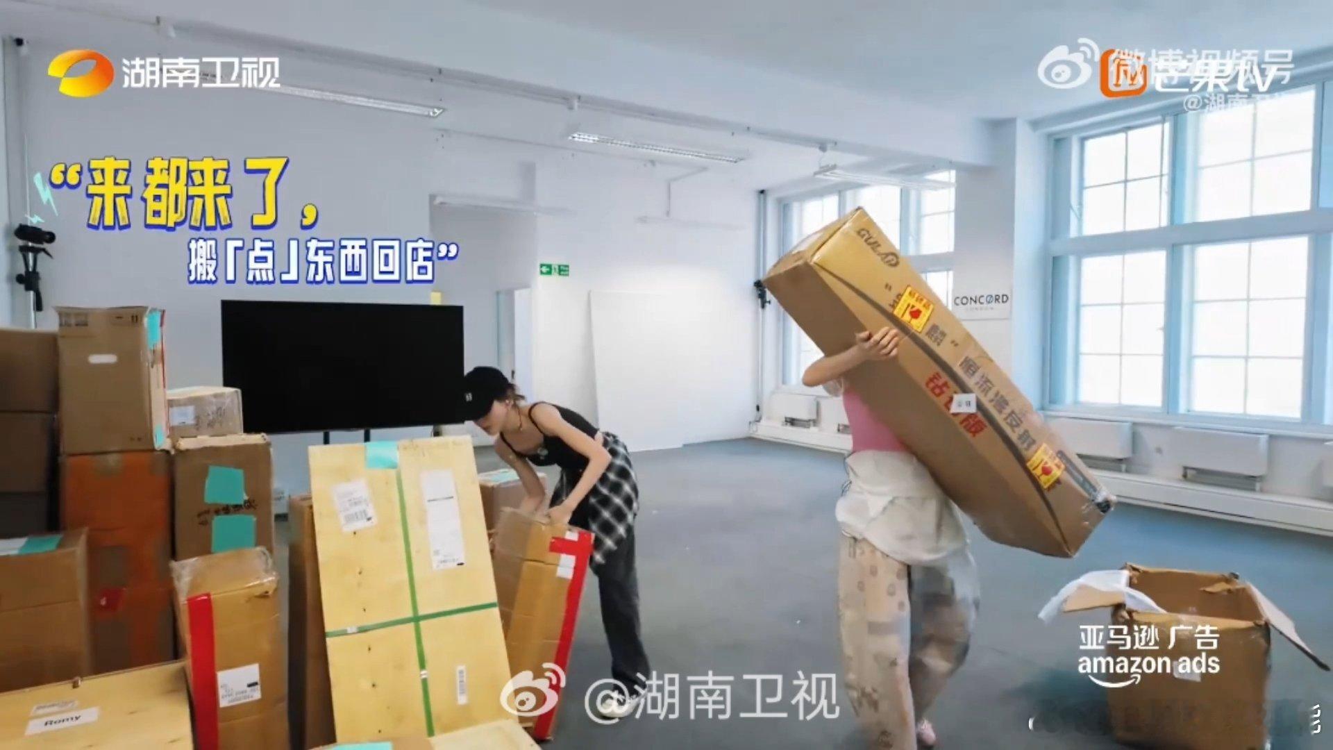 李佳琦搬的货比人都高伦敦合伙人 没有架子，俯下身子做体力活，高高的货箱堆过头顶，