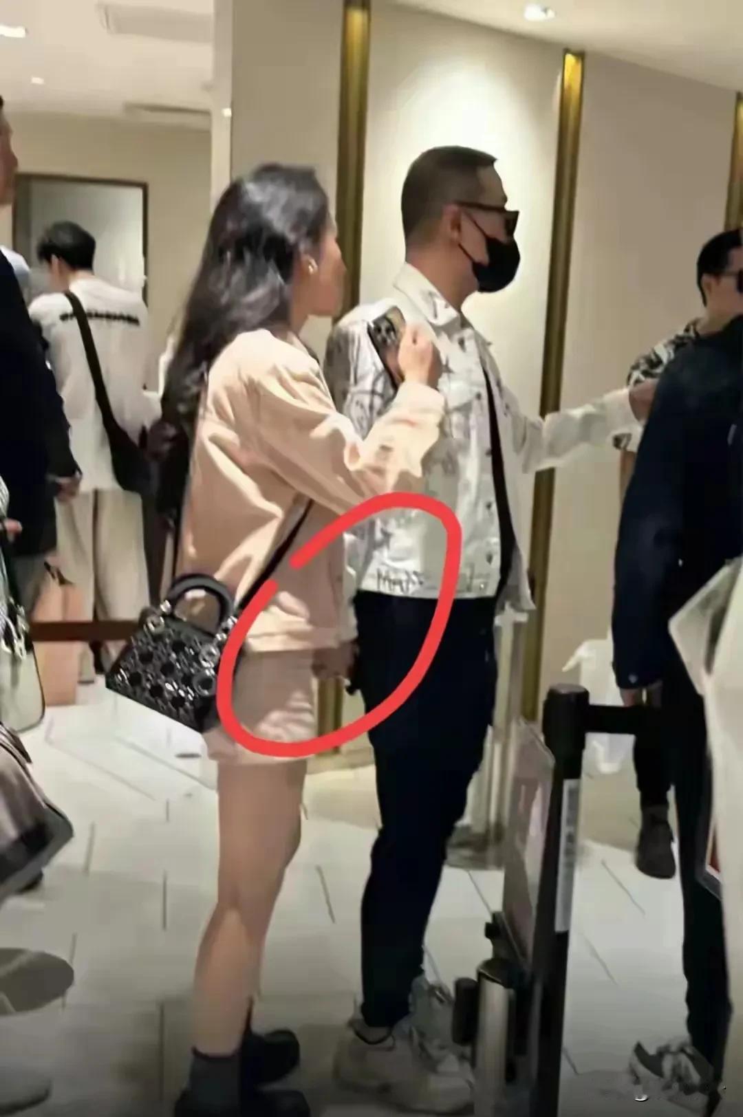 33岁的李巧背着5万5的包包去见汪峰的姐姐了，如果一切顺利，那么李巧就是汪峰的第