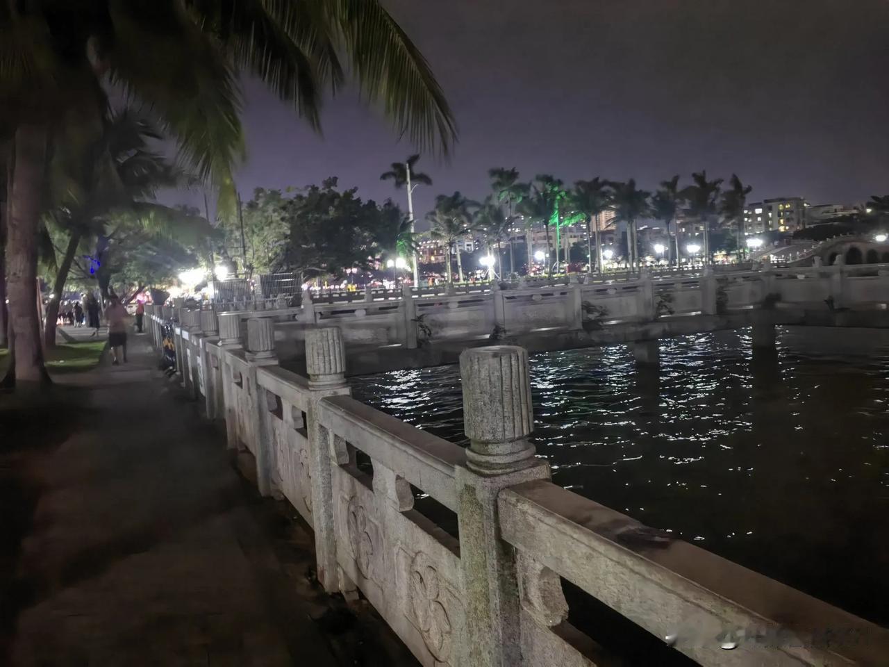 每次来南湖绿道散步，都有些疑惑，那就是在南湖东段的护栏边，每次散步经过，都发现不