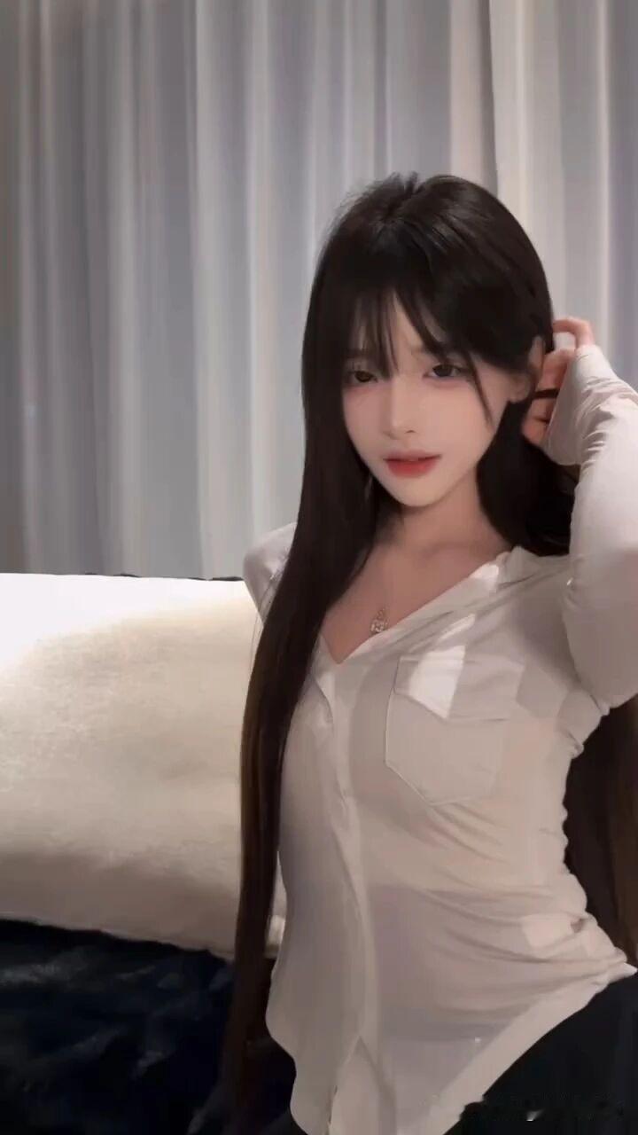 温柔少女心，白色衬衫搭配长直发，清新自然。美女的美丽体现在何处呢？ 女孩子怎么穿
