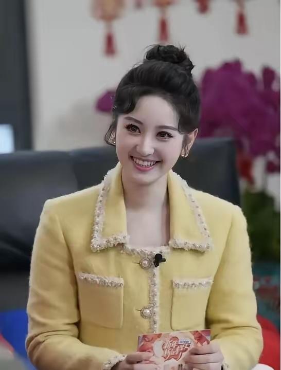 央视又出现了一位美女
你们认识她吗？
她的笑容满面，很有女人味，格外的清晰更加感
