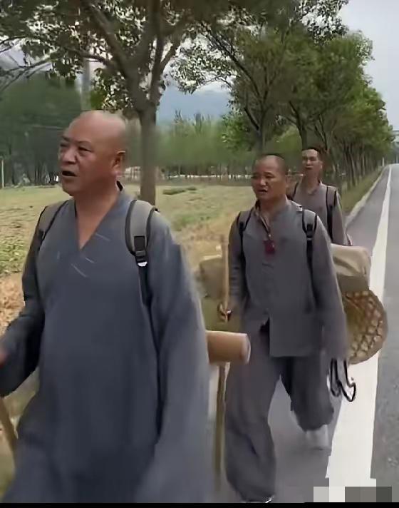 真该好好查查！现在的寺庙乱象，早就该狠狠整治了。

1983年就取消了僧人烫戒疤