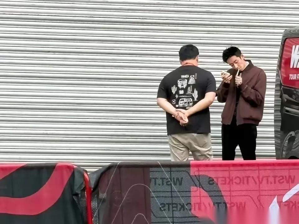22岁吴宜泽在克鲁斯堡剧院后台门外抽烟的画面被曝，引发关注和热议！不少球迷觉得大