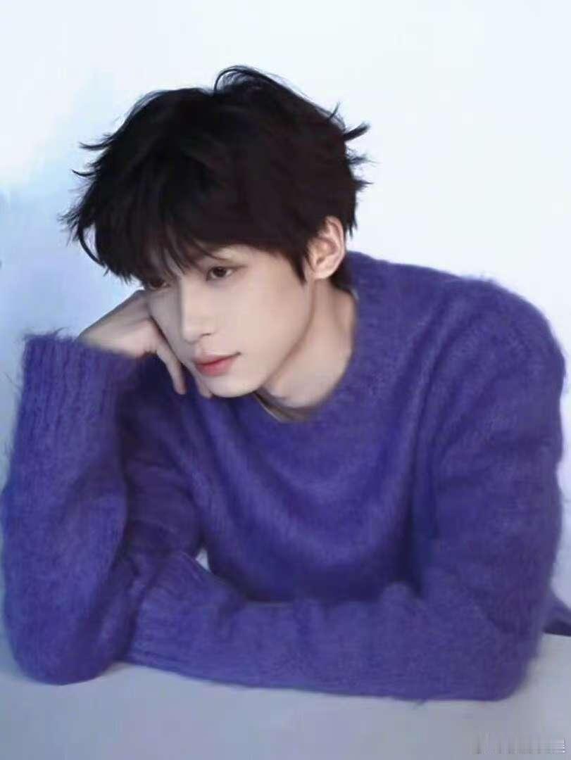 梓渝穿紫色好有韵梓渝紫色毛衣梓渝紫色毛衣，穿紫色好有韵 ，哇哦 