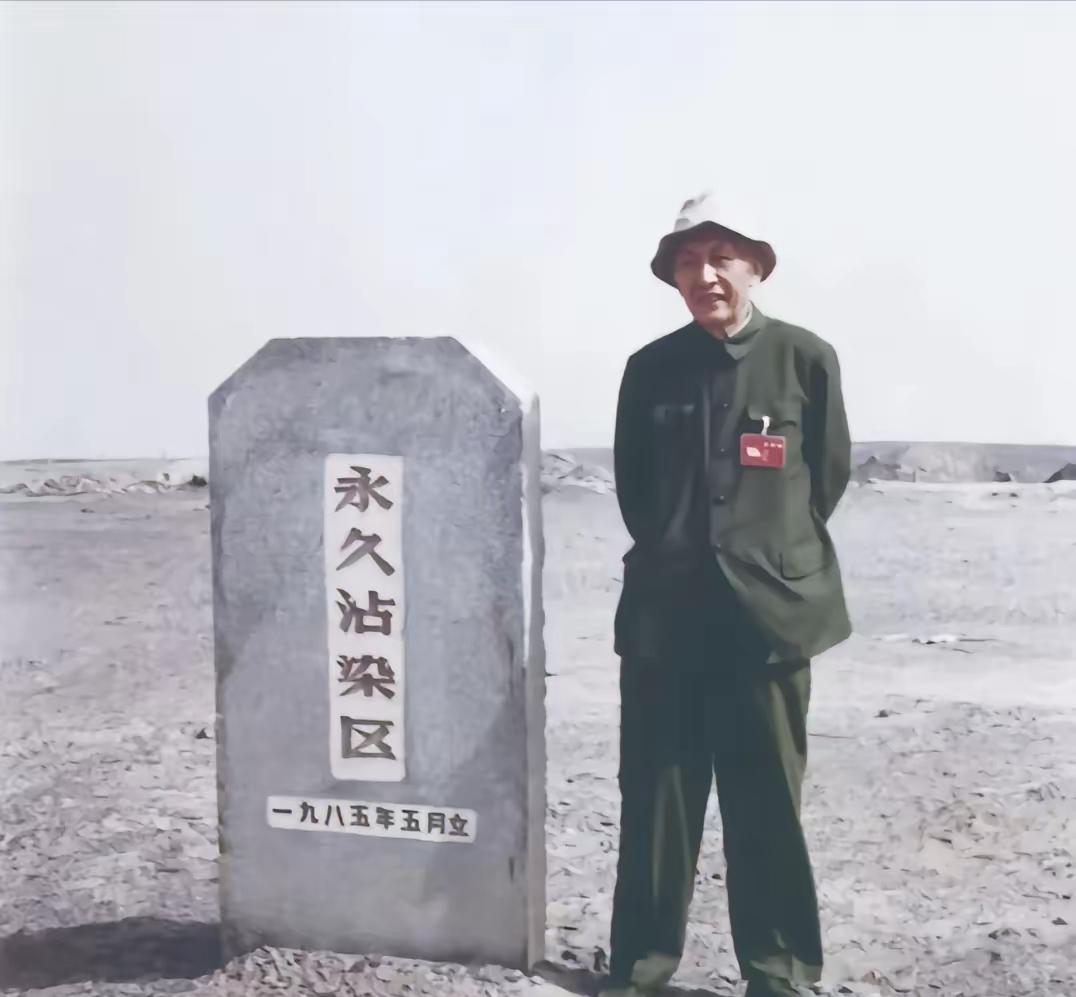 1993年，古稀之年的朱光亚重回罗布泊，来到当年的试验场，站在“永久沾染区”的界