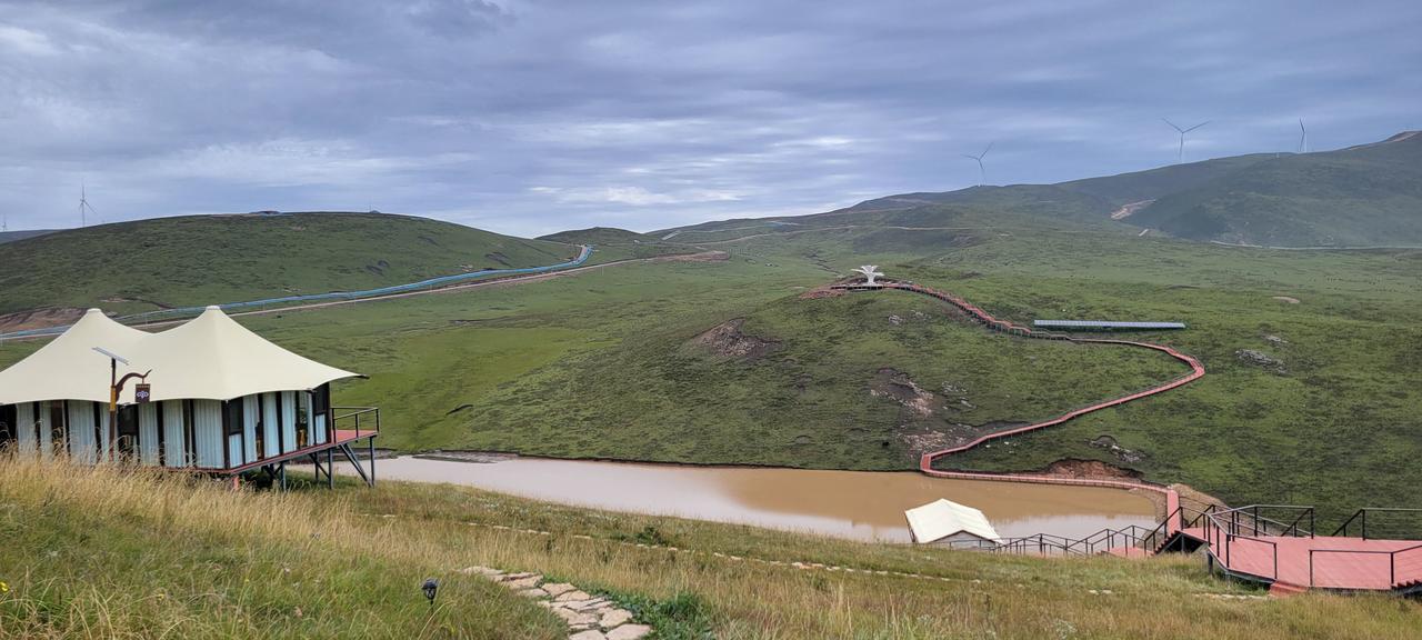 草原上的风力发电，绿色能源与自然和谐共生。