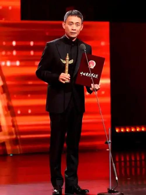 【掌声响起来：张译就这样拿着伞淋雨】
    2026年8月15日，演员张译在红