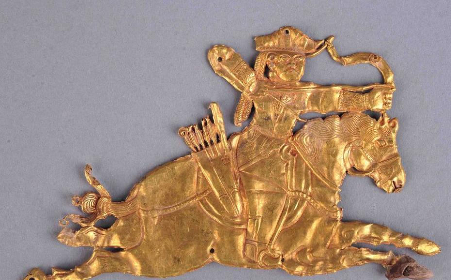 1961年，老高在放羊的时候，发现一只小羊羔，不知道从哪里叼出来一块黄牌子，他夺