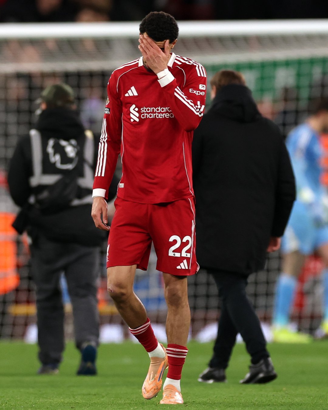 埃基蒂克因训练负荷增加导致腿筋受伤，昨天他缺席对阵富勒姆的比赛，但斯洛特表示‘希