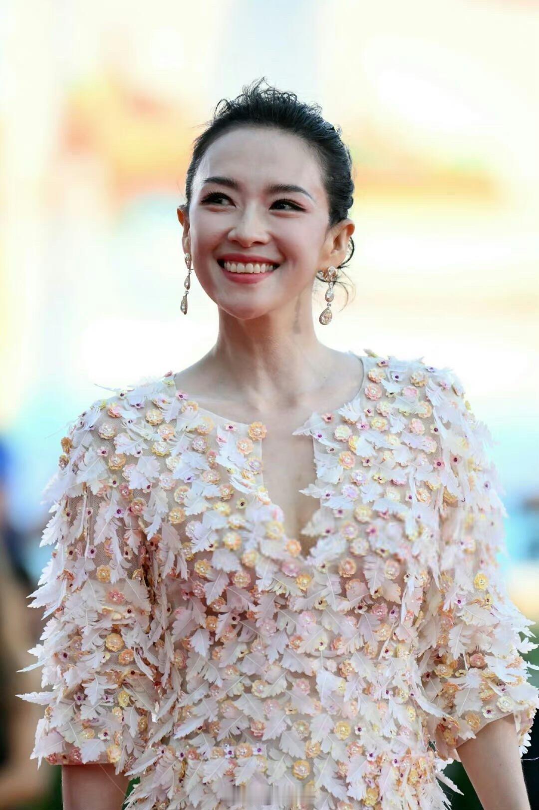 好在章子怡瘦，不然这套香奈儿好显壮穿这套衣服，一🐻不能大，腰必须细。 ​​​
