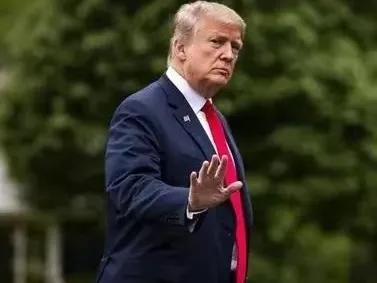 美国前总统特朗普带着怒火说：“我们美国发动战争，总是把一个地方炸得稀巴烂，然后我