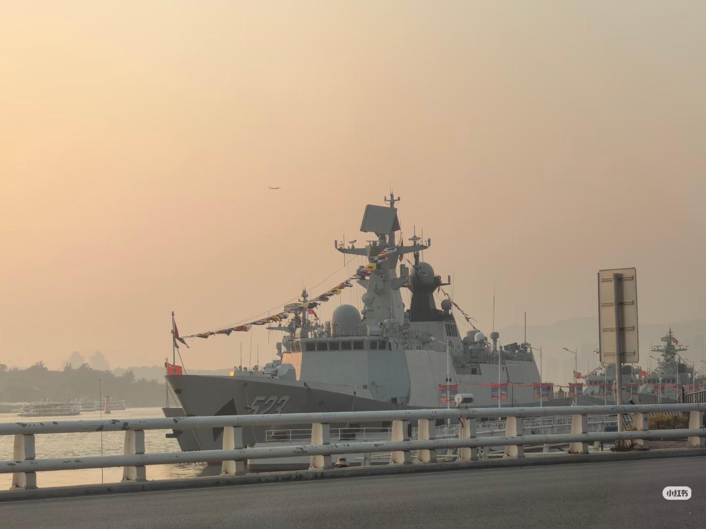 523红河舰，节日期间挂满旗： 