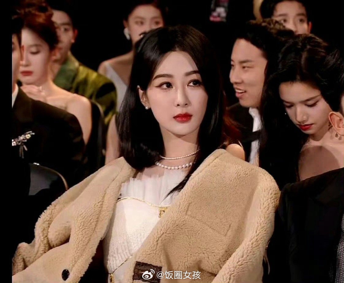 迪丽热巴 杨紫 星光大赏直播截图，大家觉得都抗住镜头了吗？#杨紫怼脸镜头好美##