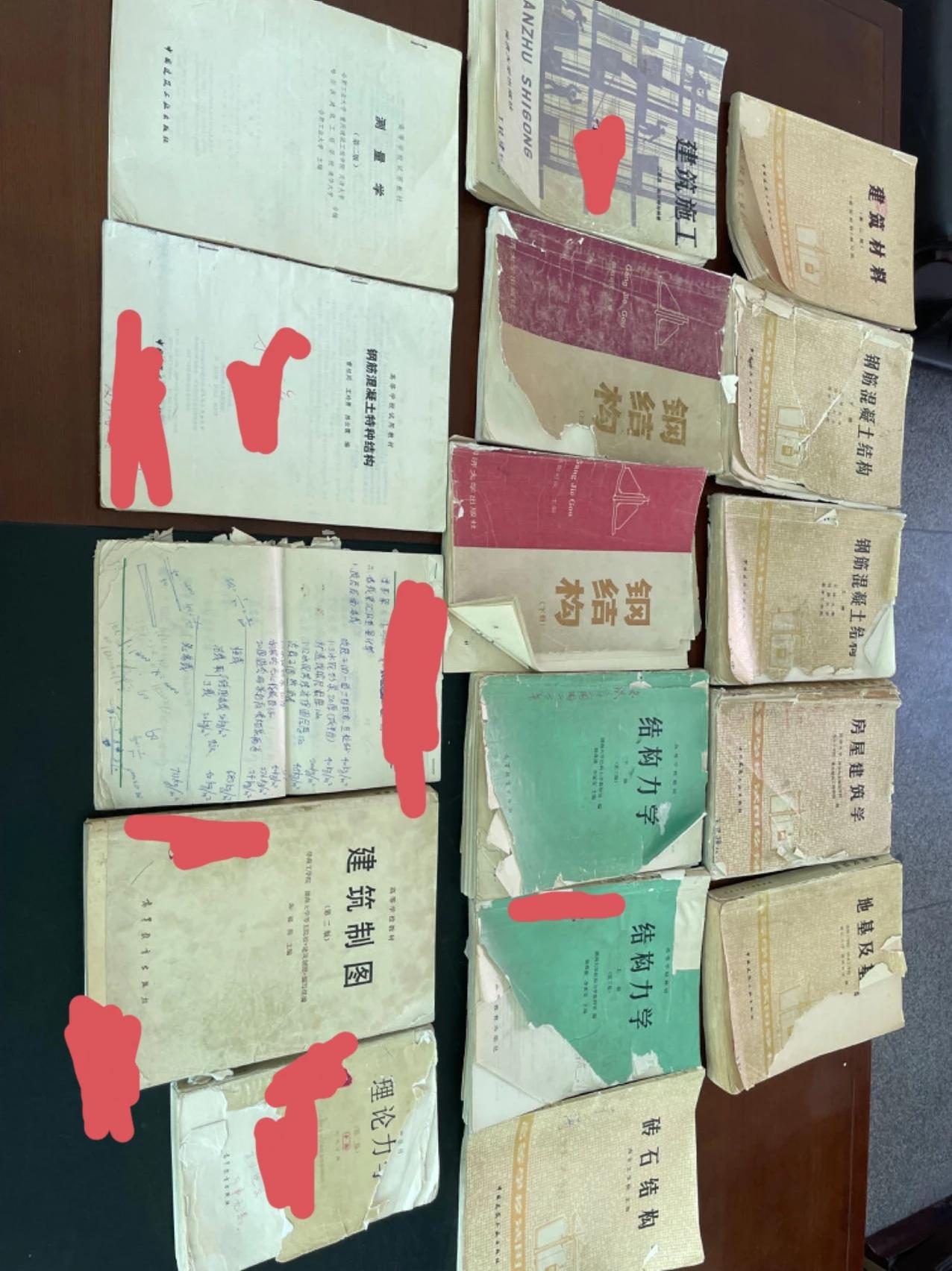 35年前的课本，同学里竟然还有保留的，真是佩服！[赞][赞][赞]更神奇的是，当