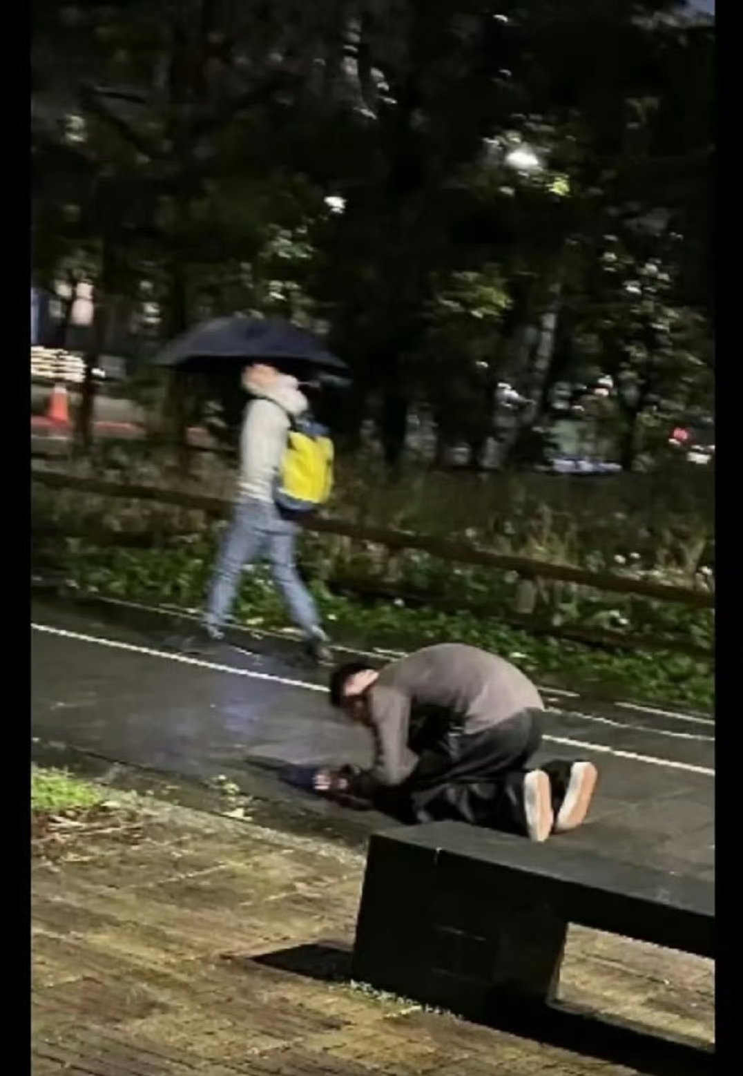 汪小菲 下跪  怎么说呢，汪小菲在公众场合的一些表现也引发过争议和批评。在面对媒