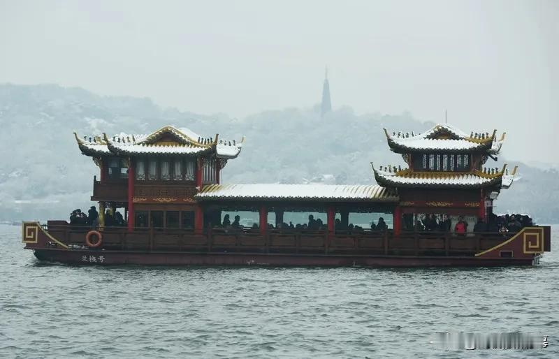 杏花天 · 寄天台刘允叔

作者：汪莘

残雪林塘春意浅。倚碧玉、阑干日晚。天涯