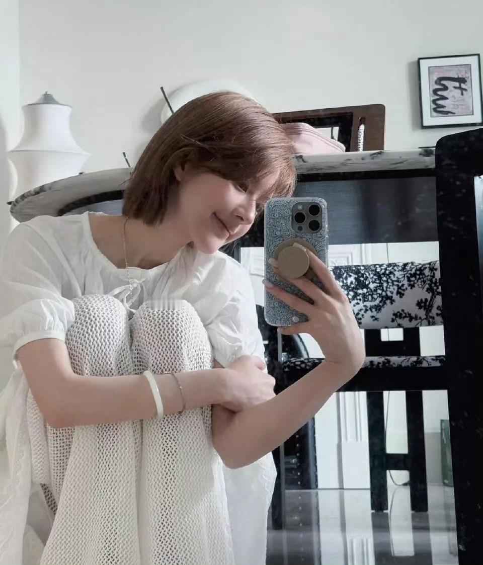 赵露思今日营业自拍 ​​​，来看看状态[举手] ​​​