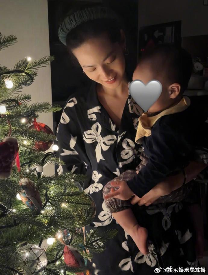 曾之乔圣诞晒和儿子合照曾之乔晒和儿子合照 曾之乔圣诞晒和儿子合照，好温馨！ 