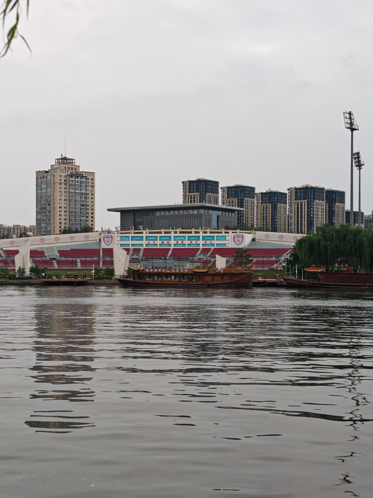 舟行碧波上，城市繁华景。北京通州大运河风景独好
