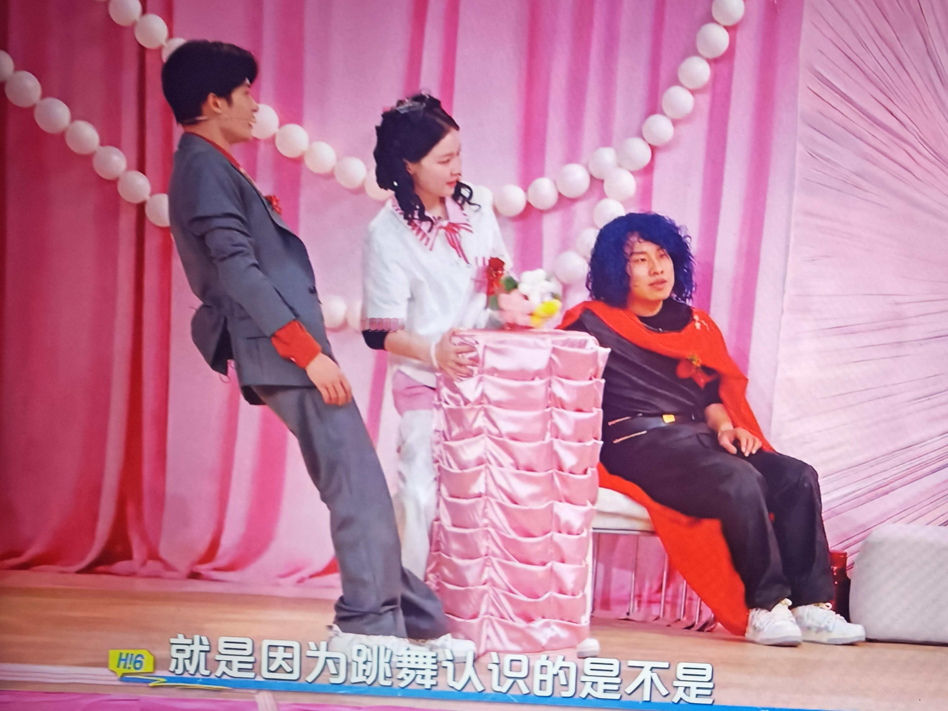 不是...为什么能这样站 