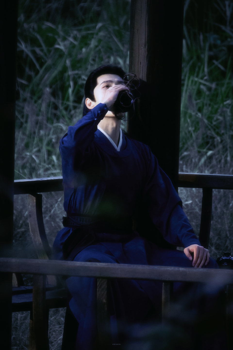 杨洋暗黑撕漫男 谁看到杨洋不想求一个贴贴呢？暗黑骑士造型冷峻又贵气连小黑马都主动