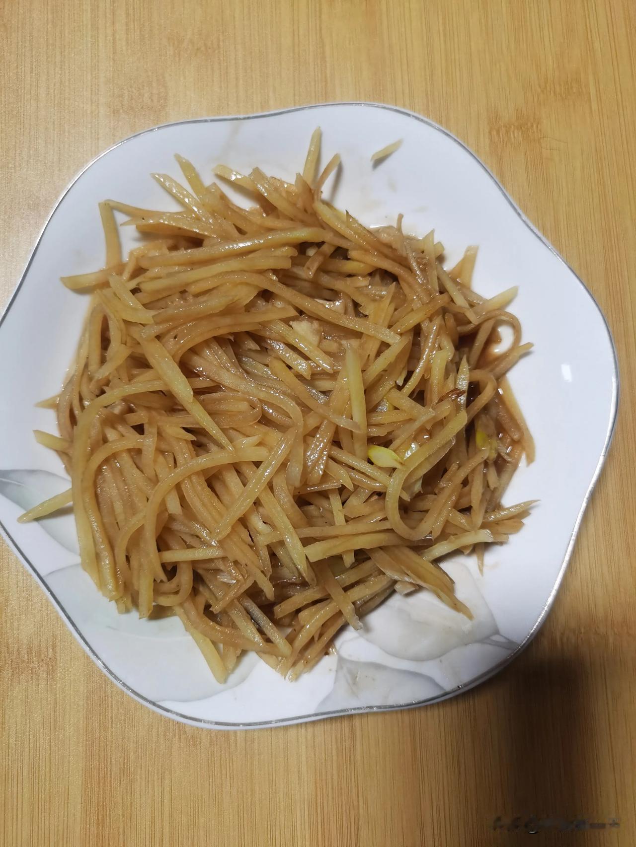 #分享我的今日美食#

秋日晚饭很简单，
一荤一素加鲜面。
传统美食营养高，
幸