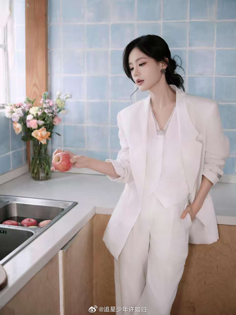 谁把李一桐挤成这样了李一桐被挤成这样了 哈哈哈咱就是说现场也太挤了，直接把李一桐