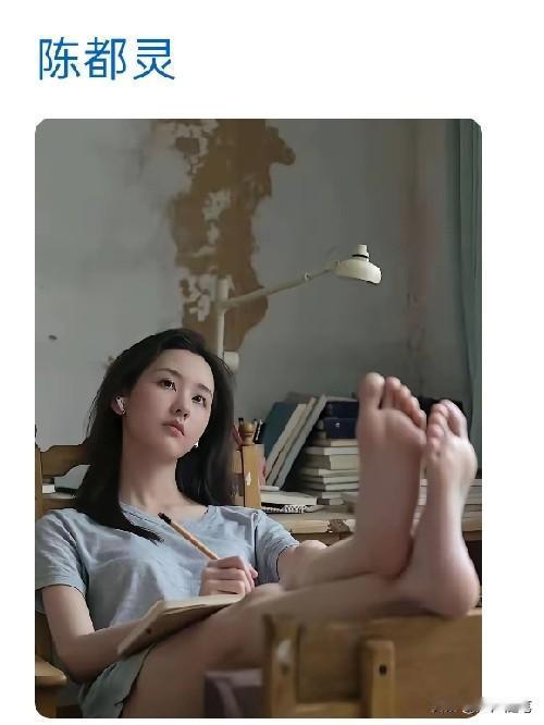 她这是在思考人生吗？