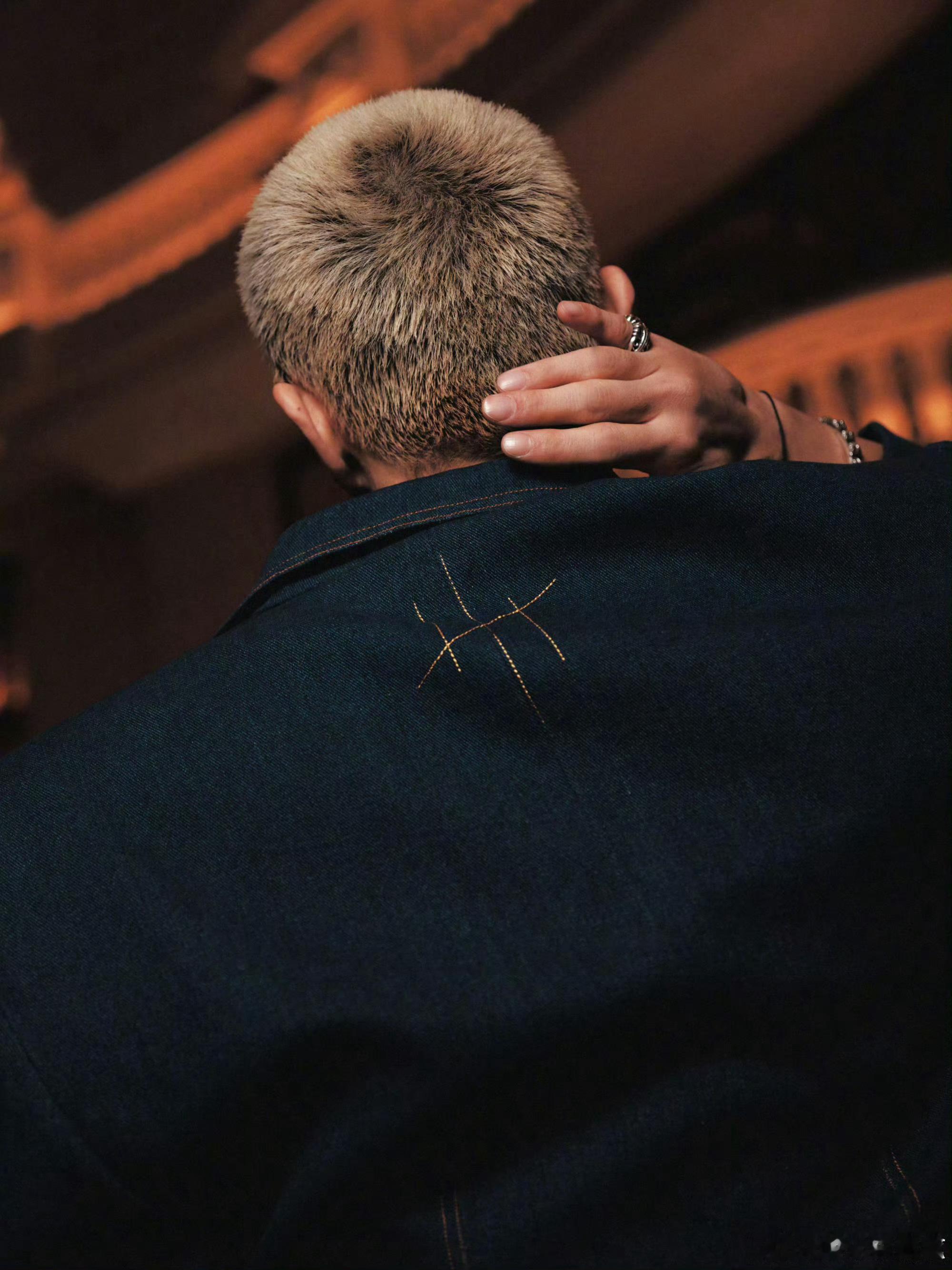 李承铉黄发寸头李承铉寸头染黄了 新发型不错，也是扛住了 