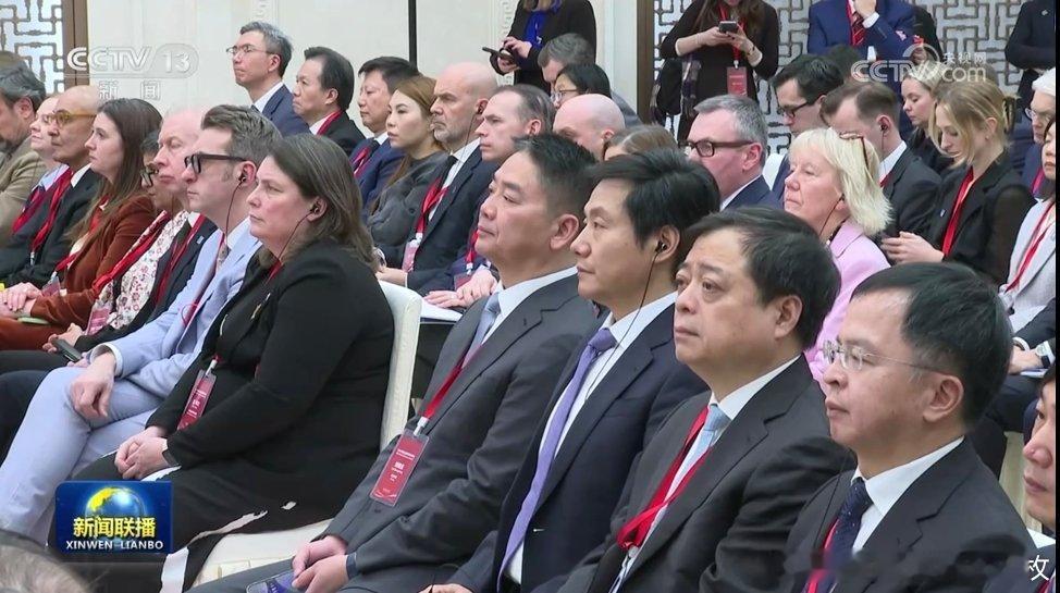 雷军刘强东《新闻联播》同框。 