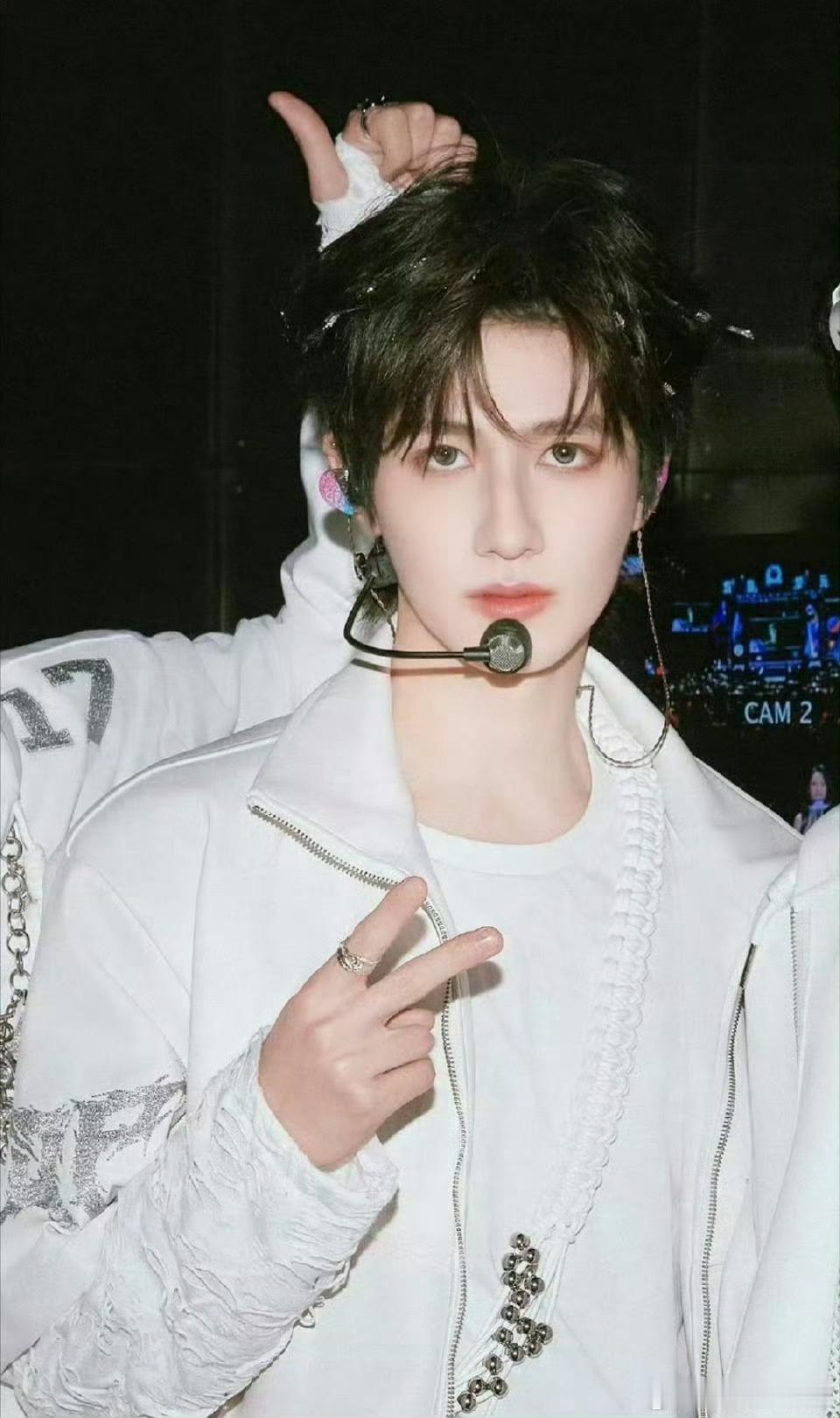 朱志鑫处理舞台事故好丝滑 看到意外发生时捏了把汗，结果他的化解方式太惊艳，全程淡