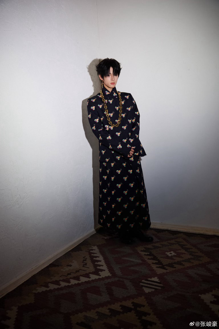 张峻豪｜上城士非遗巡游展造型出图，身穿SANKUANZ 2026春夏系列，新中式
