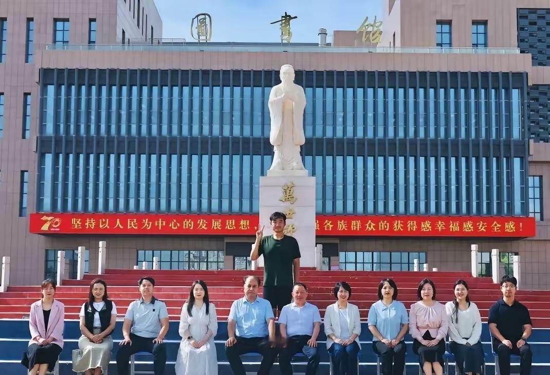 喀什大学外国语学院，2026届毕业照，只有杜月龙一个学生站在那儿。 前排坐着的十