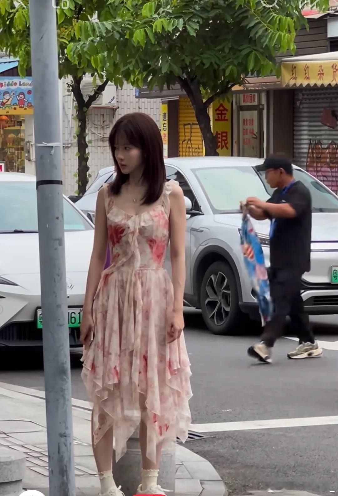 不知道这裙子是孟子义自己选的还是剧组提供的？反正看着很廉价，看着像拼夕夕9.9包