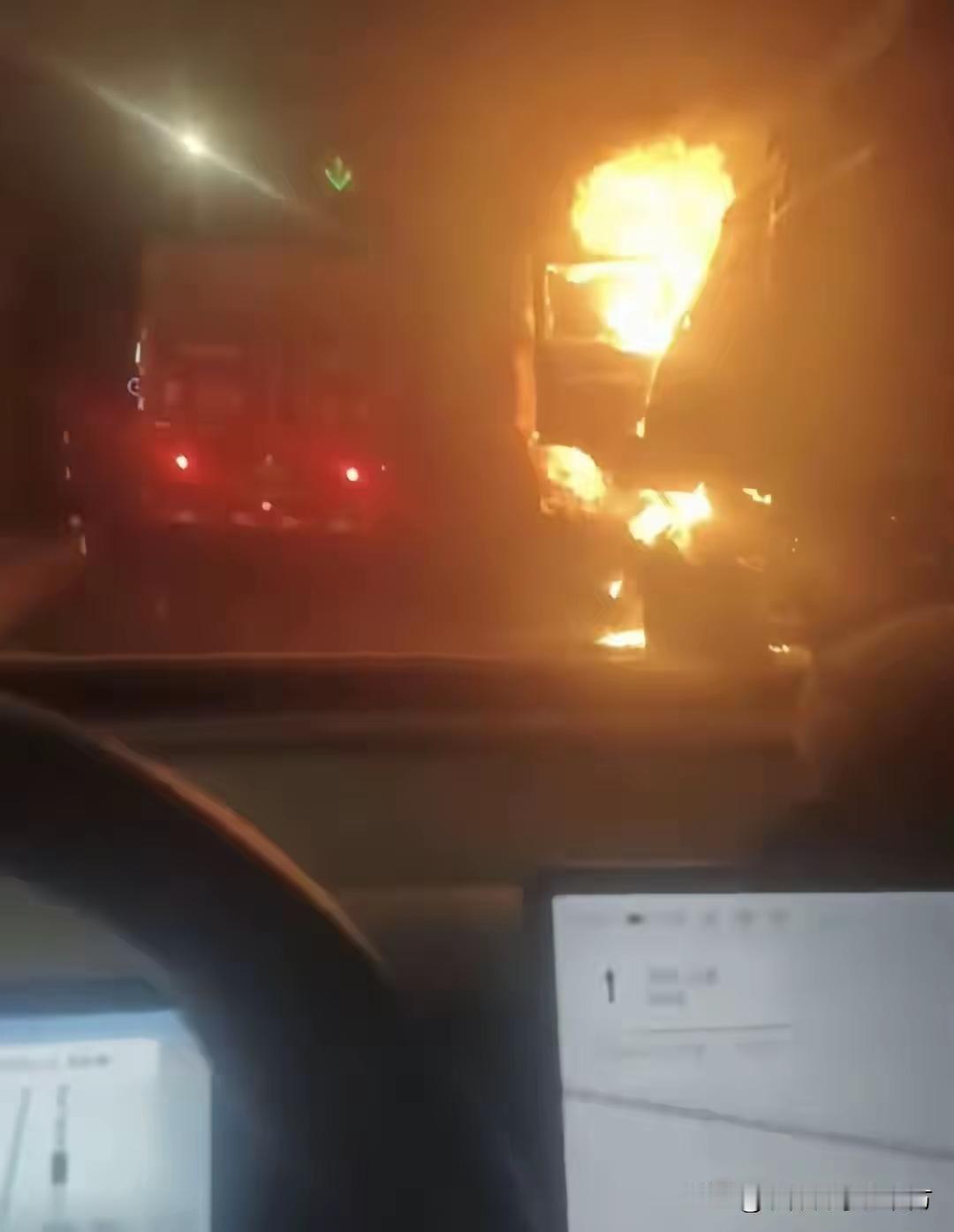 一通“诀别电话”刷屏！山东小伙高速火场救人，全网心疼：他也是父母的宝贝
 
“妈