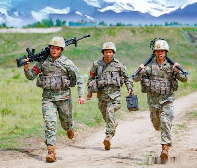 171式12.7mm山地机枪小组，看样子枪的确减重不少，不过这个小组携带的弹药量