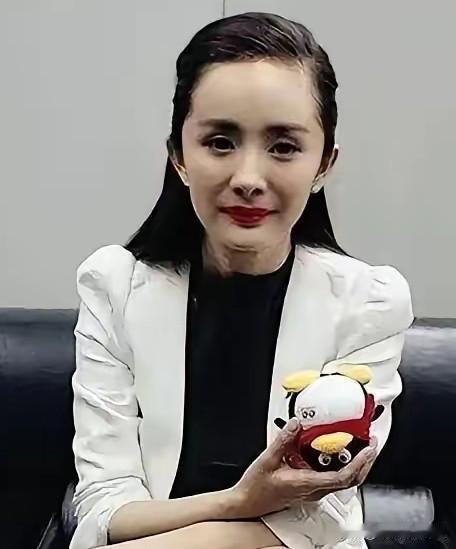 我能接受杨幂40岁了，
也能接受杨幂一直单身，
但我实在理解不了，她才40岁，怎