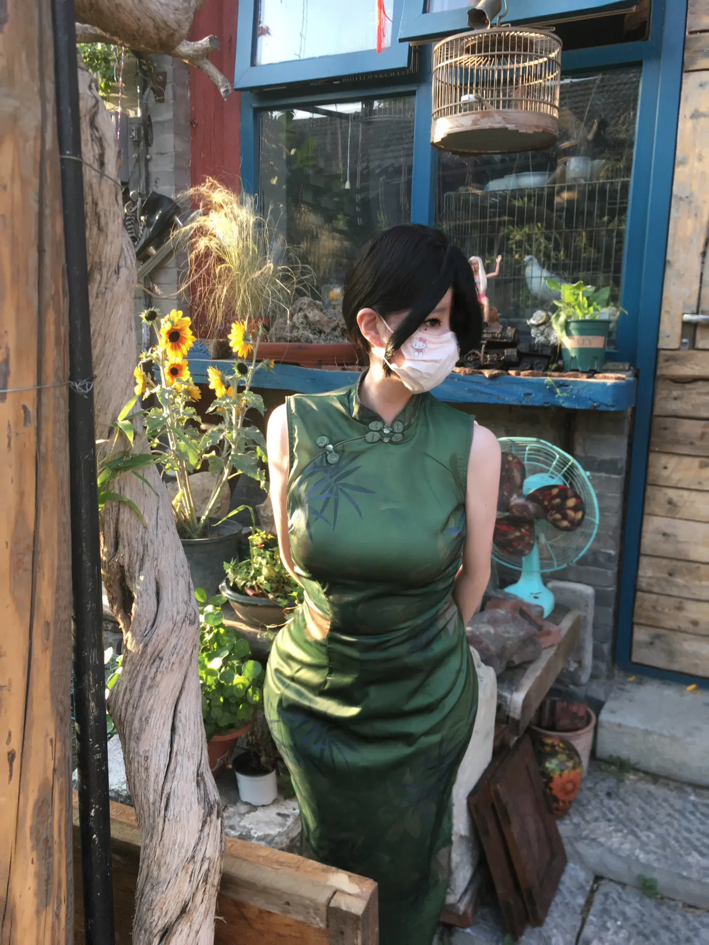 拍照的地方是一个80多岁的老奶奶的家门口    觉得很有意思 场景布置的特别治愈 充满正能量生机蓬勃朝气的向日葵 老奶奶也看到了我 我以为会教训我不让我在这里拍照 然而并没有 还向我招了招手 对我一笑 一瞬间我感觉整个世界都是美好的  像是充满了童年的回忆也是美好的 这大概就是拍照记录生活的意义所在吧