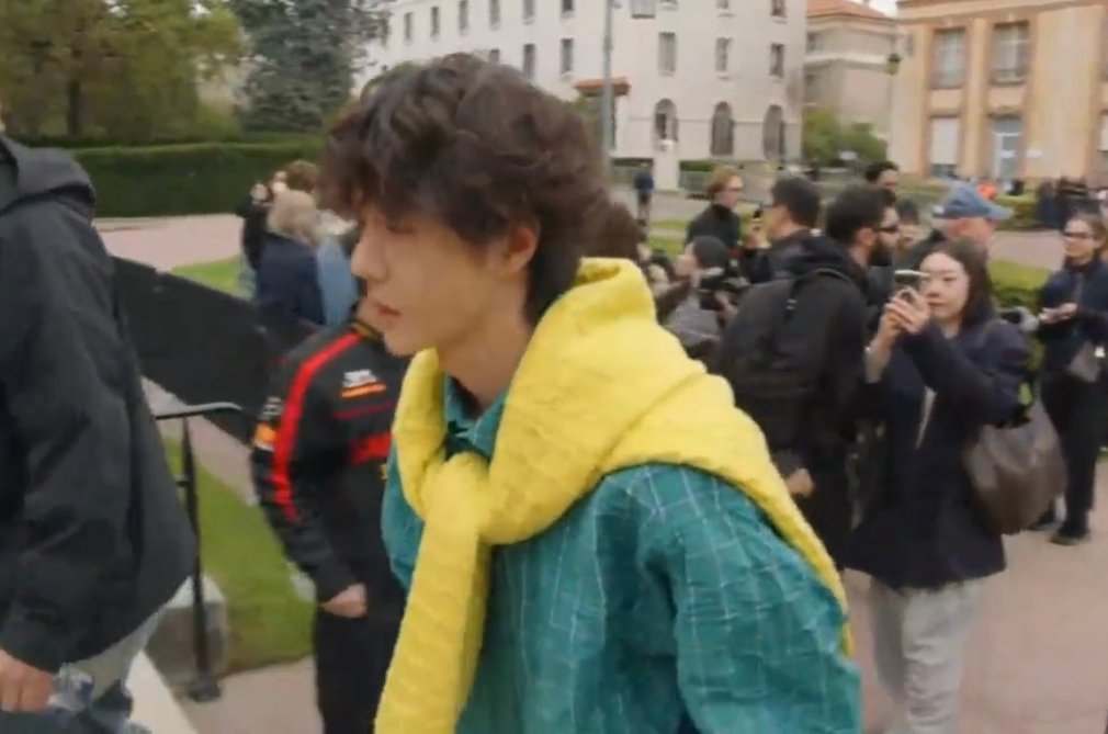 王一博惠英红陈都灵秀场造型 时尚嗅觉在线！的搭肩毛衣造型个性十足，绿格纹衬衫沉稳