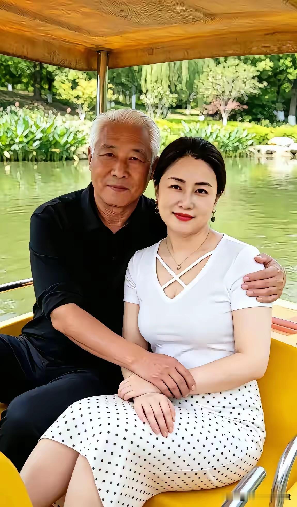 七言·泛舟偕老
 
碧水轻舟揽翠光，
白头相伴意悠长。
温情脉脉湖风暖，
相守余
