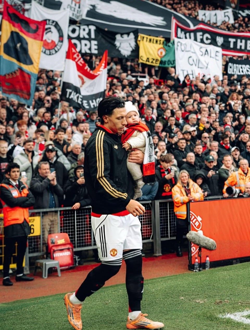 🥹欧～这是可爱滴奥罗拉吗利马抱着他的宝贝走上曼市德比的赛场。曼联2比0曼城
