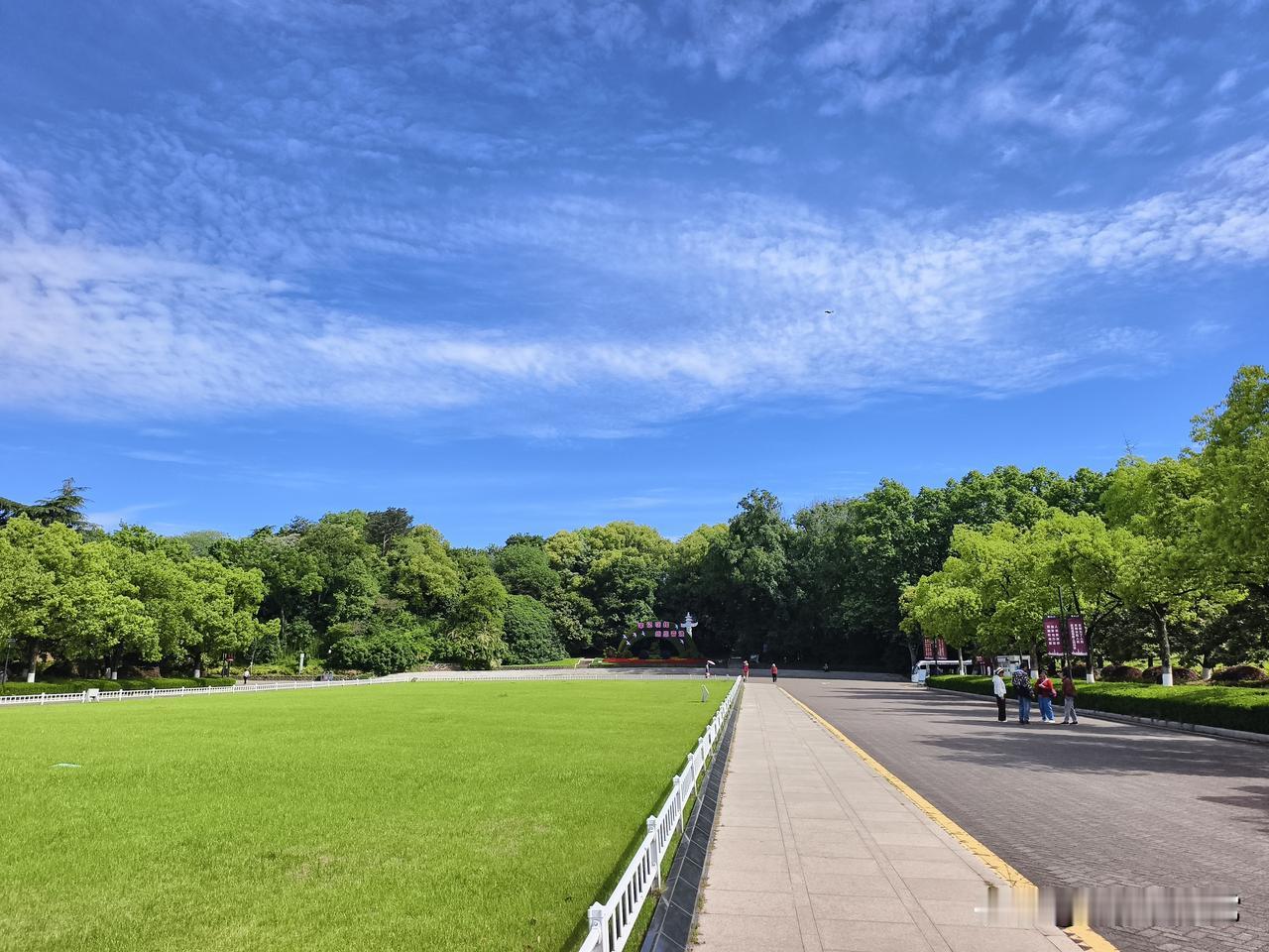 我每次出去自驾游回来，总是跳不出在外面旅行的坑。人回来了，心没回来。

这不与老